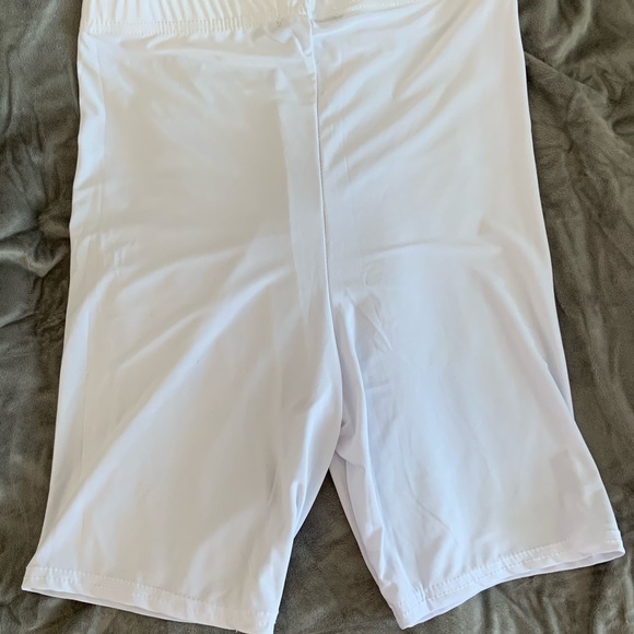 Boohoo, White Biker Shorts, Size: 2 - Picture 2 of 5